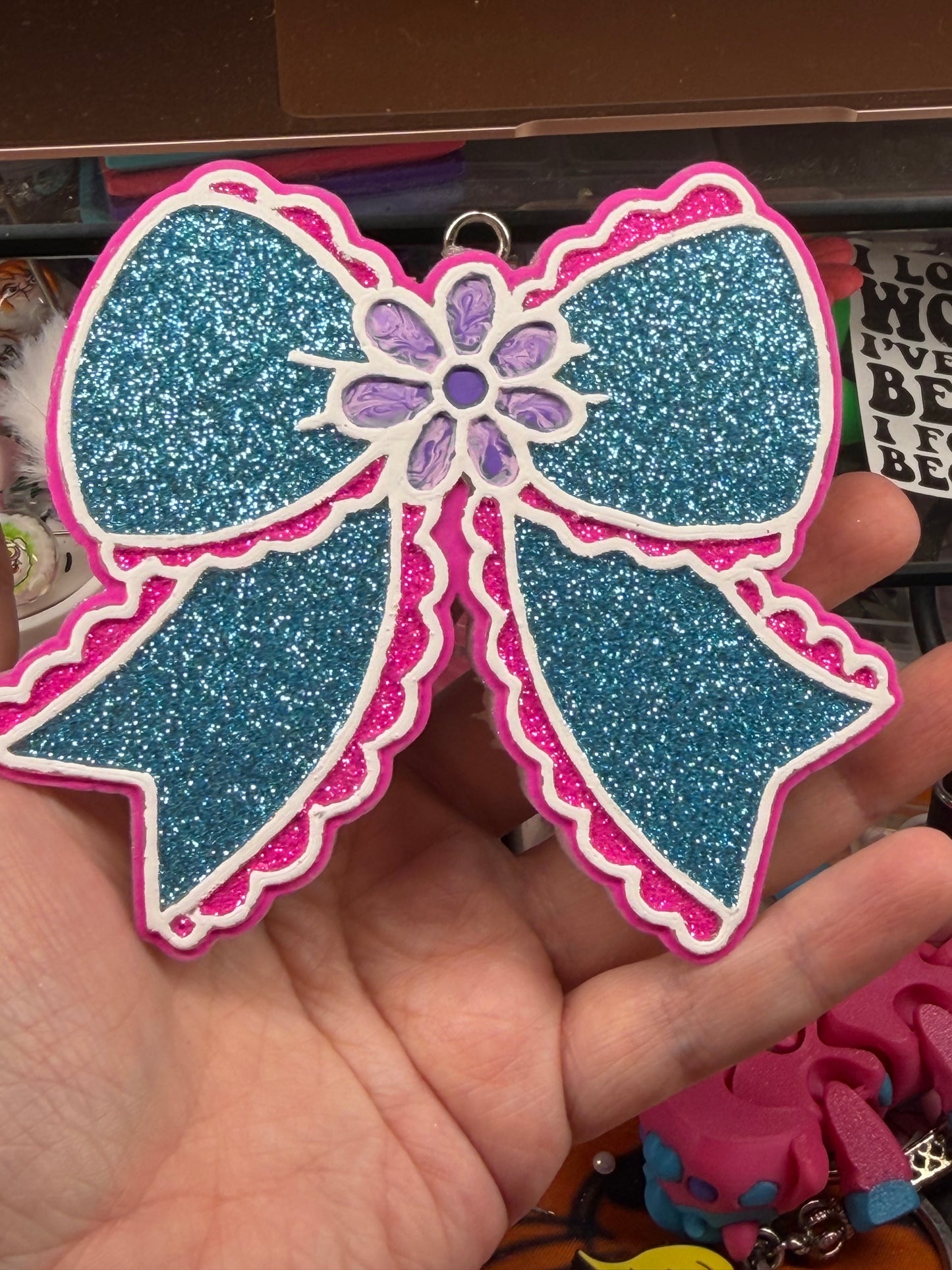 Bow with flower in the middle in the scent leaves