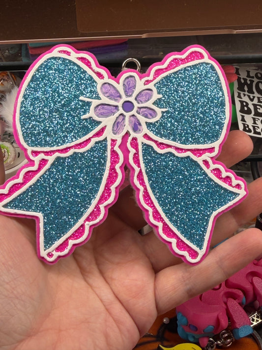Bow with flower in the middle in the scent leaves
