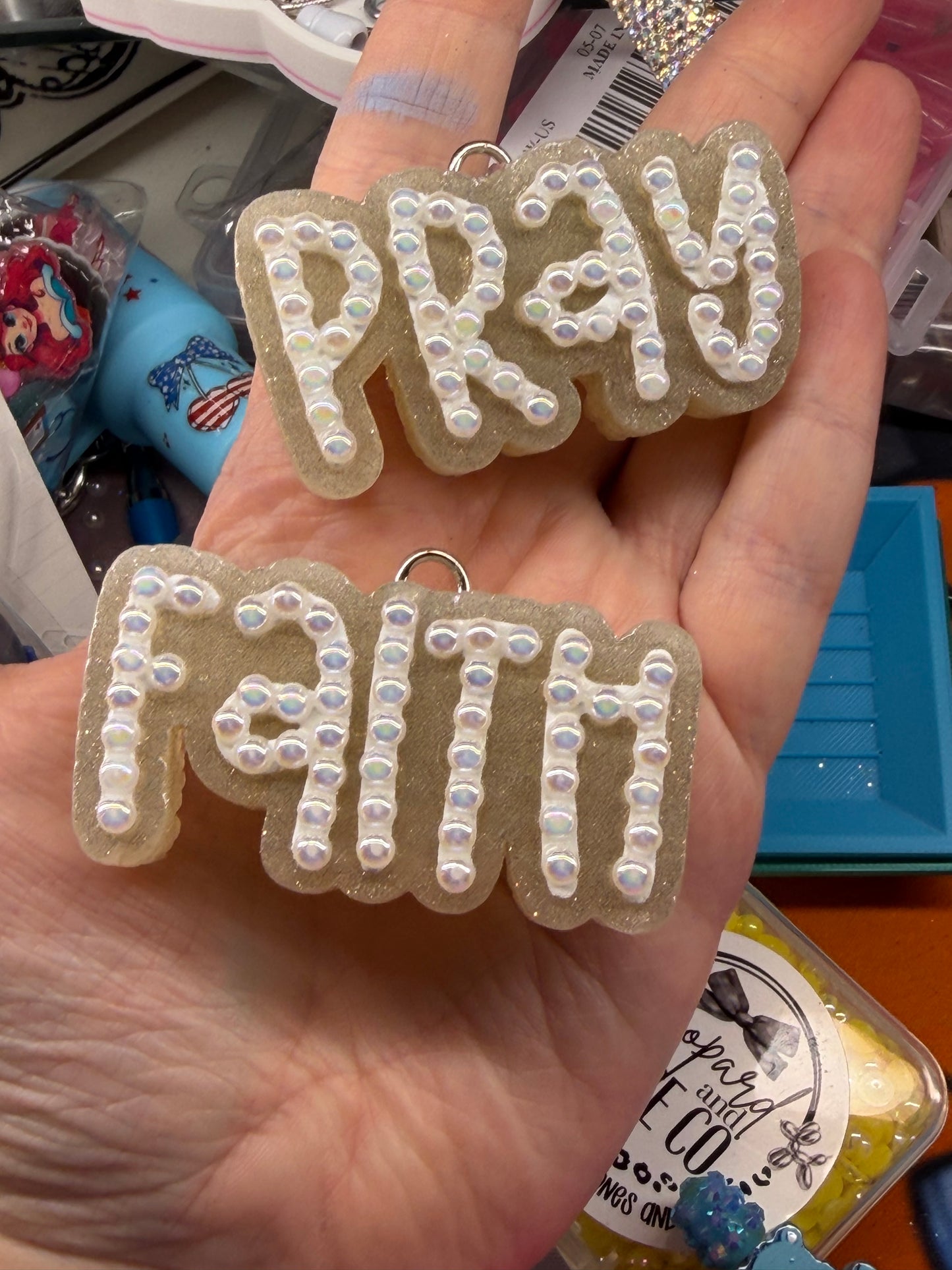 Faith and Pray Vent Clips in the scent Harvest Linen