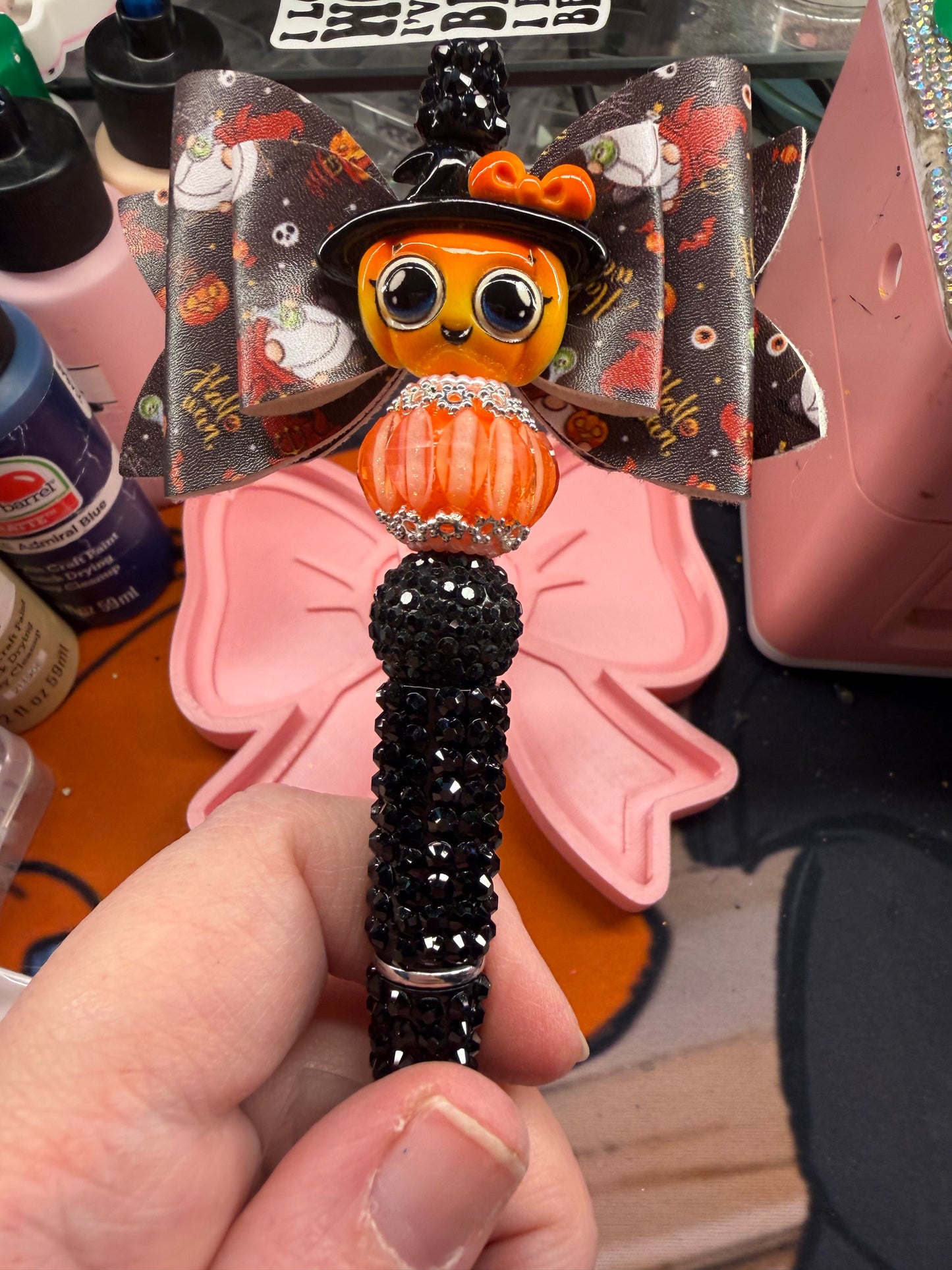 Faux Bow with Pumpkin in Witch hat pen