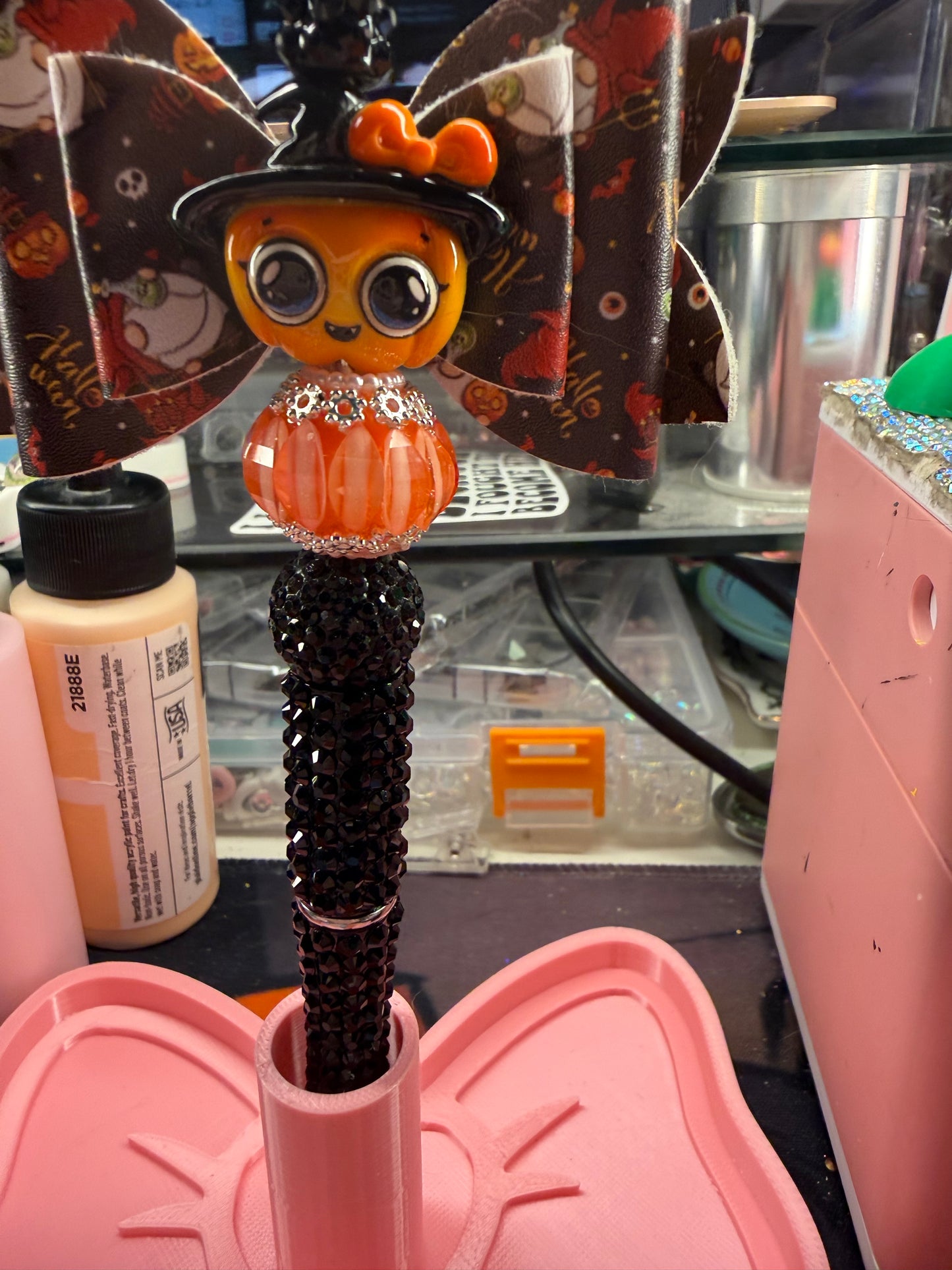 Faux Bow with Pumpkin in Witch hat pen