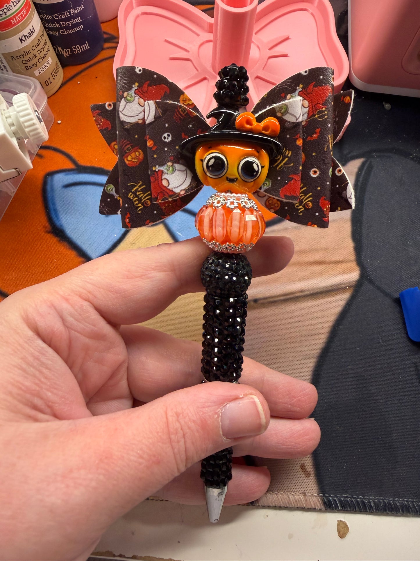 Faux Bow with Pumpkin in Witch hat pen