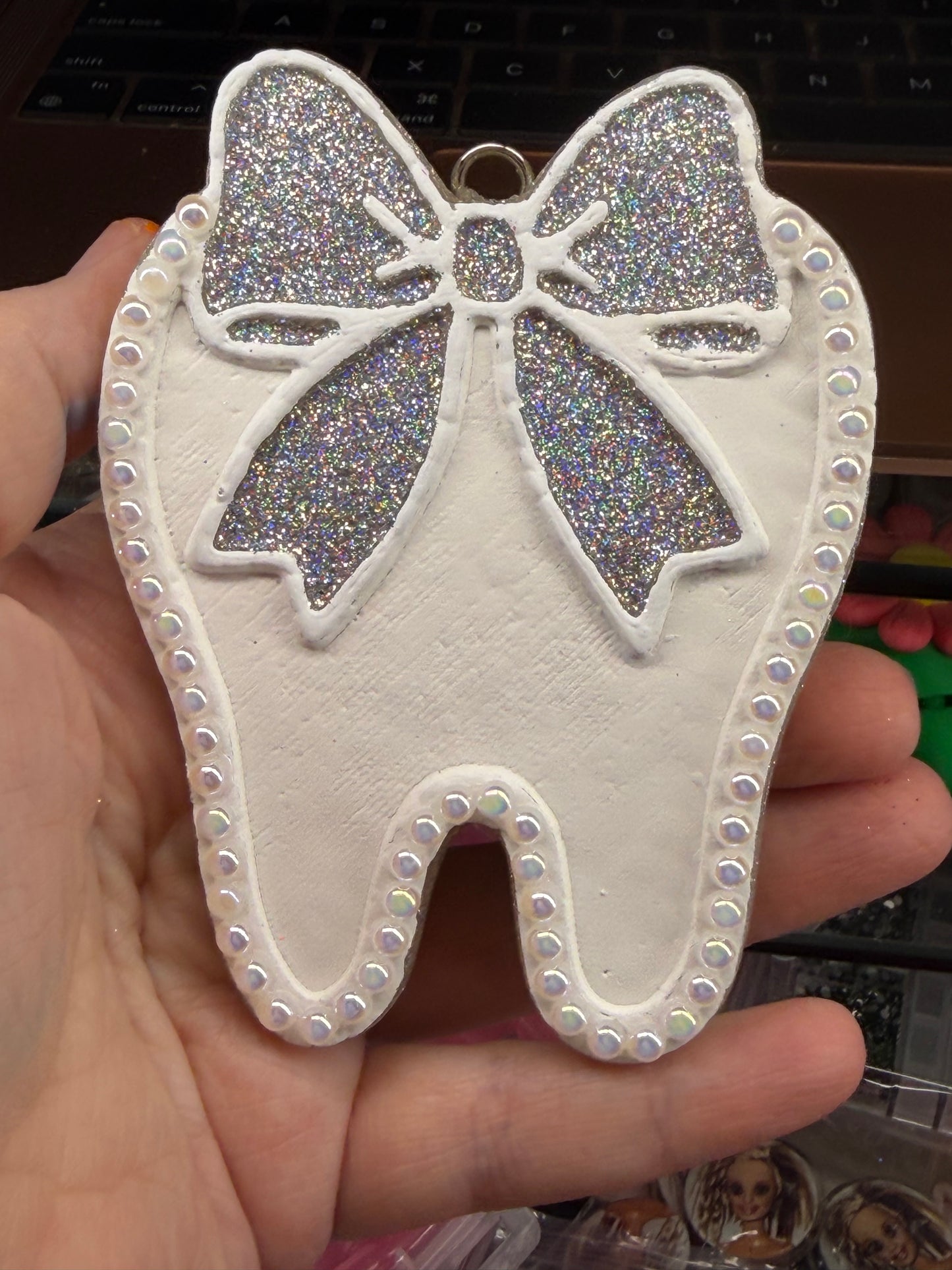 Tooth with a bow in the scent piña colada