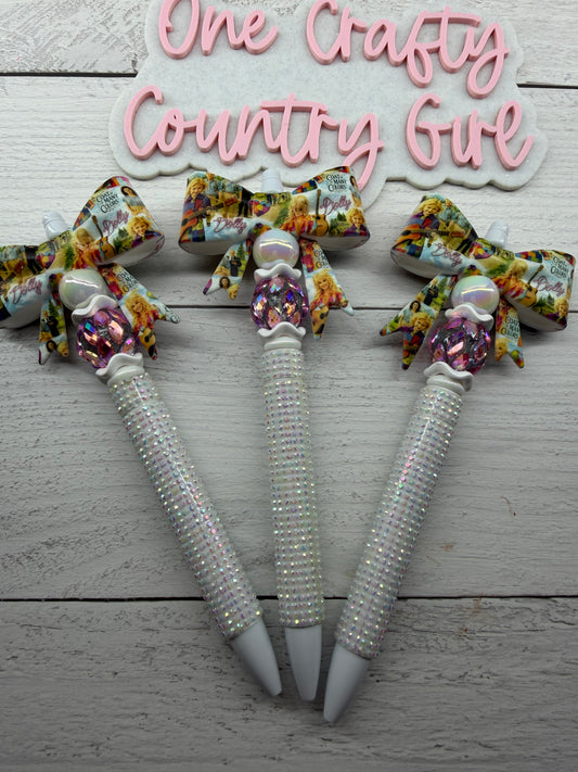 Coat of many colors bow on white plastic pen (dolly collection 1)