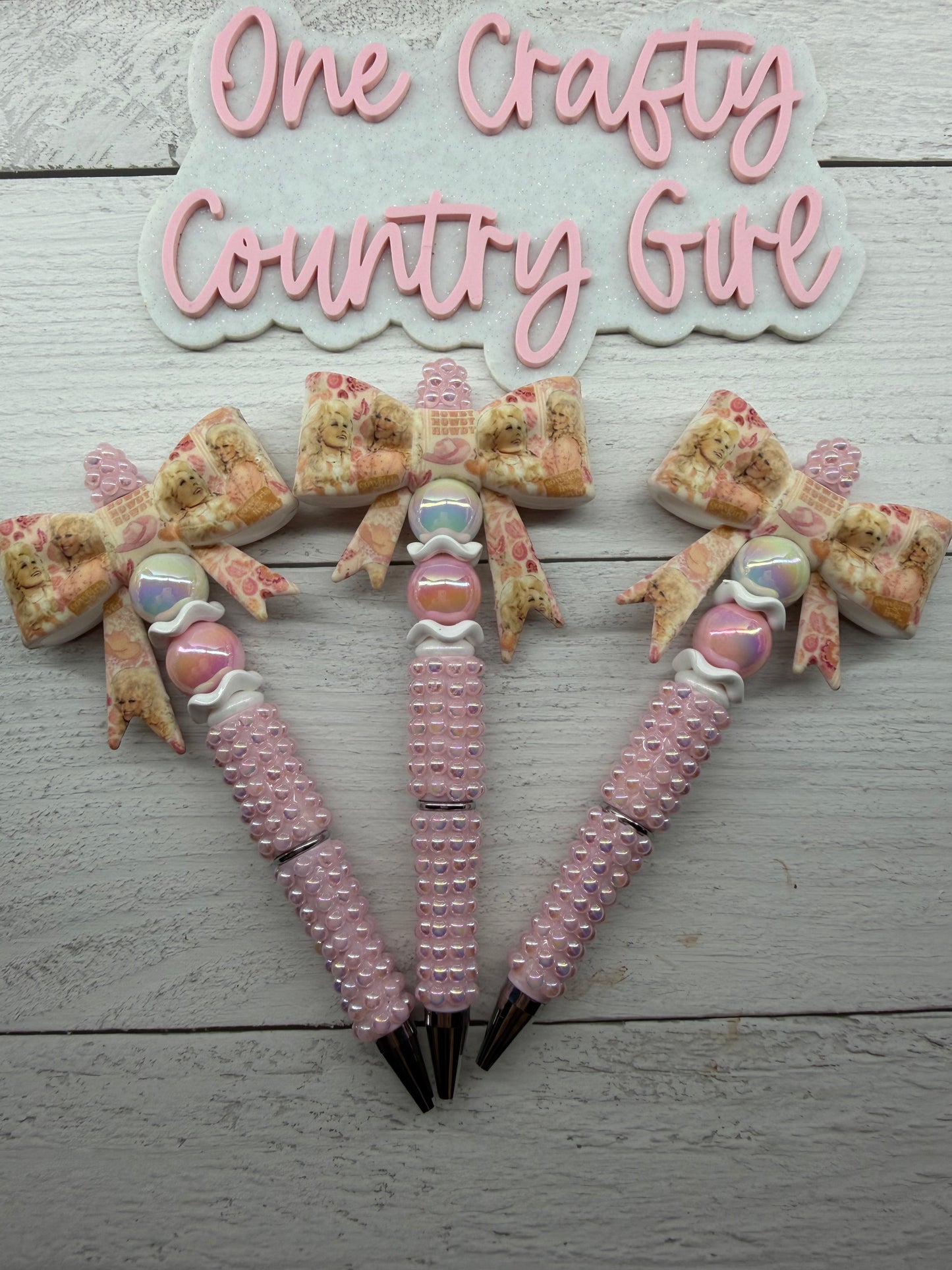 Classic Dolly Howdy Bow on Pink pearled pen (Dolly Collection 5)
